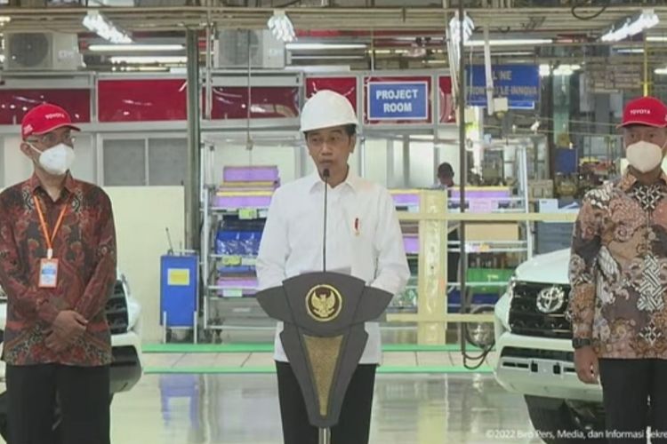 Presiden Joko Widodo saat meresmikan pelepasan ekspor sebanyak 2 juta unit mobil Toyota pada Selasa (15/2/2022) yang diproduksi PT Toyota Motor Manufacturing Indonesia. 
