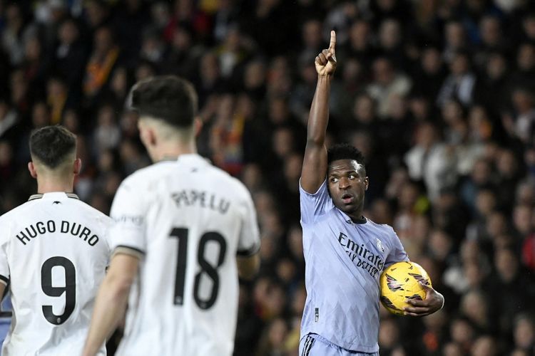 Penyerang Real Madrid, Vinicus Jr, merayakan gol ke gawang Valencia pada laga lanjutan Liga Spanyol di Stadion Mestalla pada Minggu (3/3/2024) dini hari WIB.