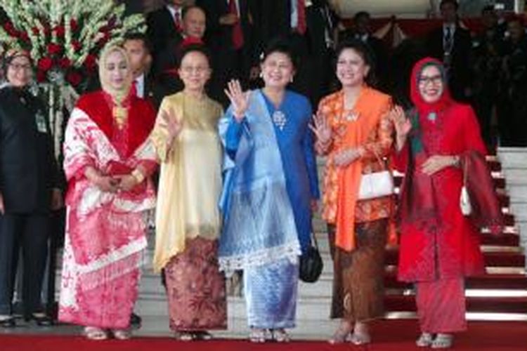 Para istri pimpinan negara, yakni Herawati Boediono, Kristianti Herrawati Yudhoyono, Iriana Joko Widodo, dan Mufidah Jusuf Kalla (kiri-kanan), hadir dalam pelantikan presiden dan wakil presiden di Kompleks Gedung Parlemen, Senin (20/10/2014).