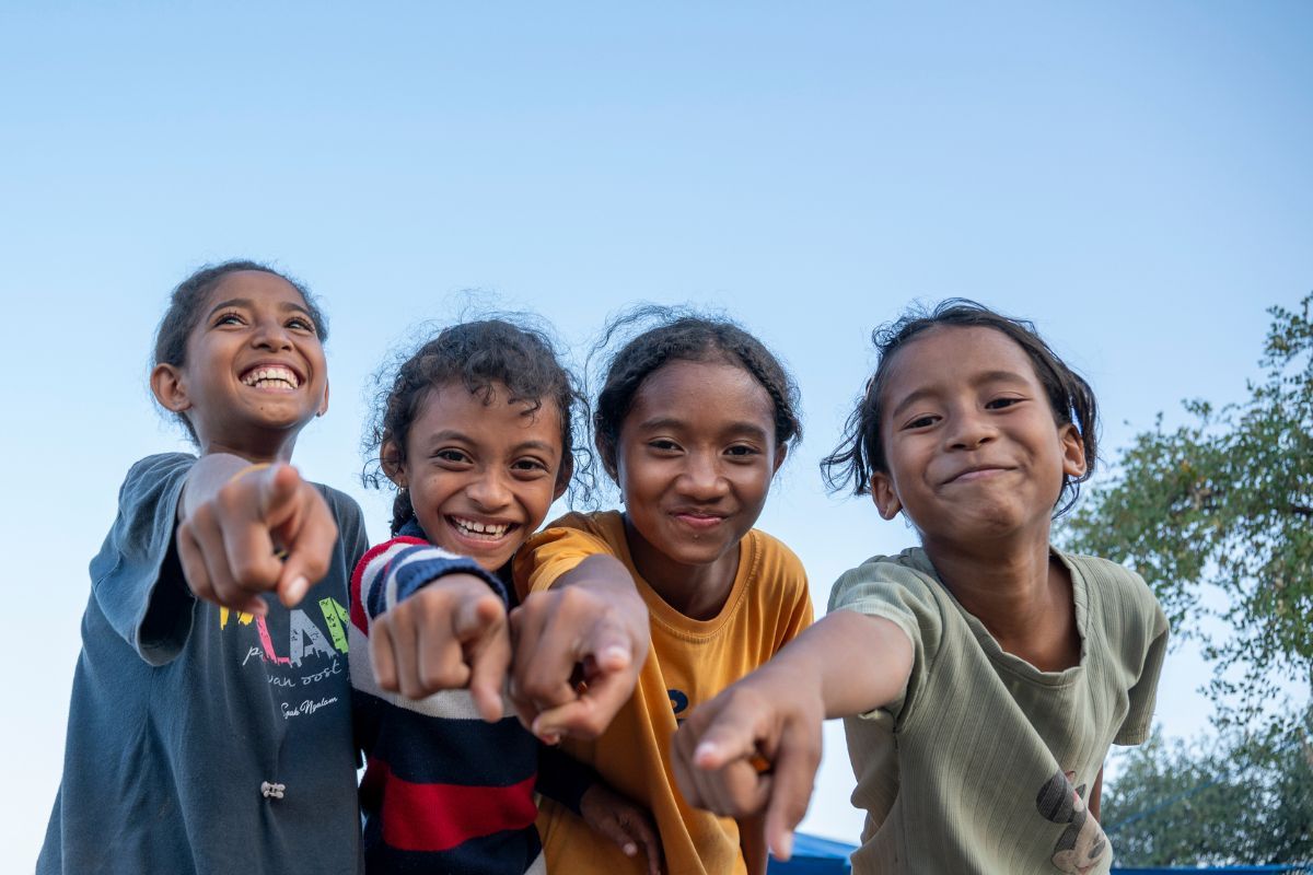 Sejumlah anak perempuan di lokasi pengungsian terdampak gempa Flores. Perlindungan dan rasa aman bagi anak perempuan perlu menjadi prioritas sejak fase awal tanggap darurat.