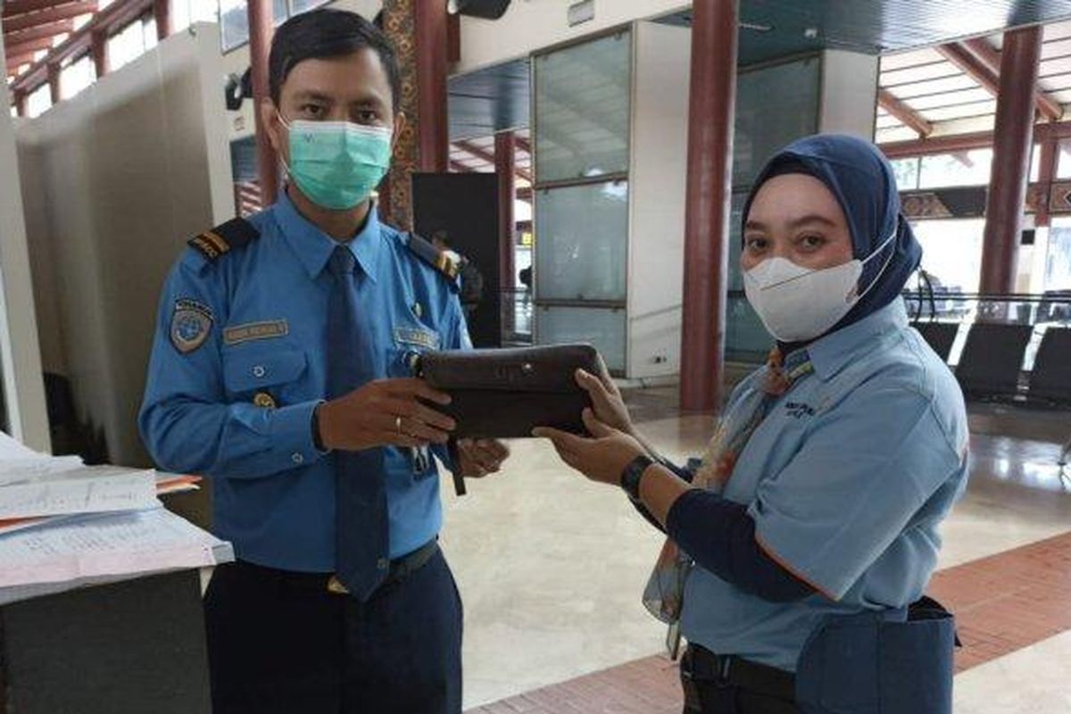 Petugas cleaning service Bandara Soekarno-Hatta, Halimah (29), tidak sengaja menemukan sebuah dompet berisi cek senilai Rp 35,5 miliar, Jumat (29/10/2021). 