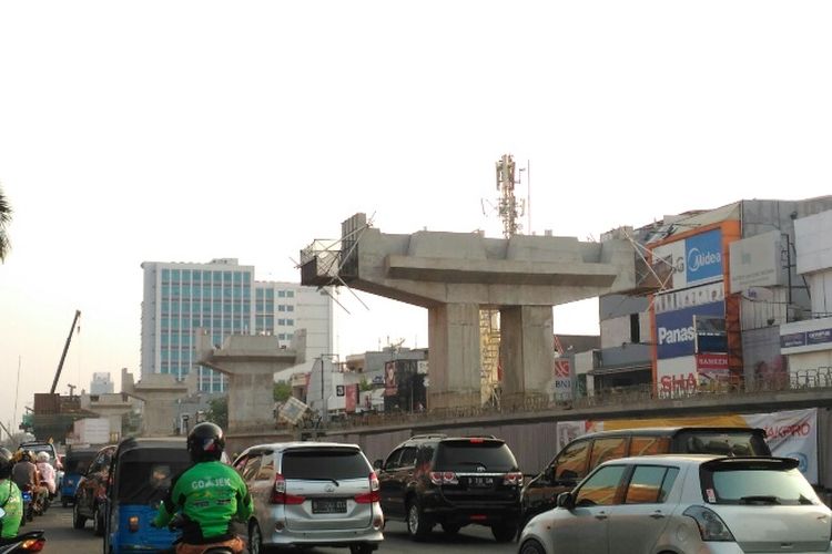 Kondisi terkini pembangunan LRT Jakarta di Kelapa Gading, Jakarta Utara. Foto diambil Sabtu (12/8/2017).