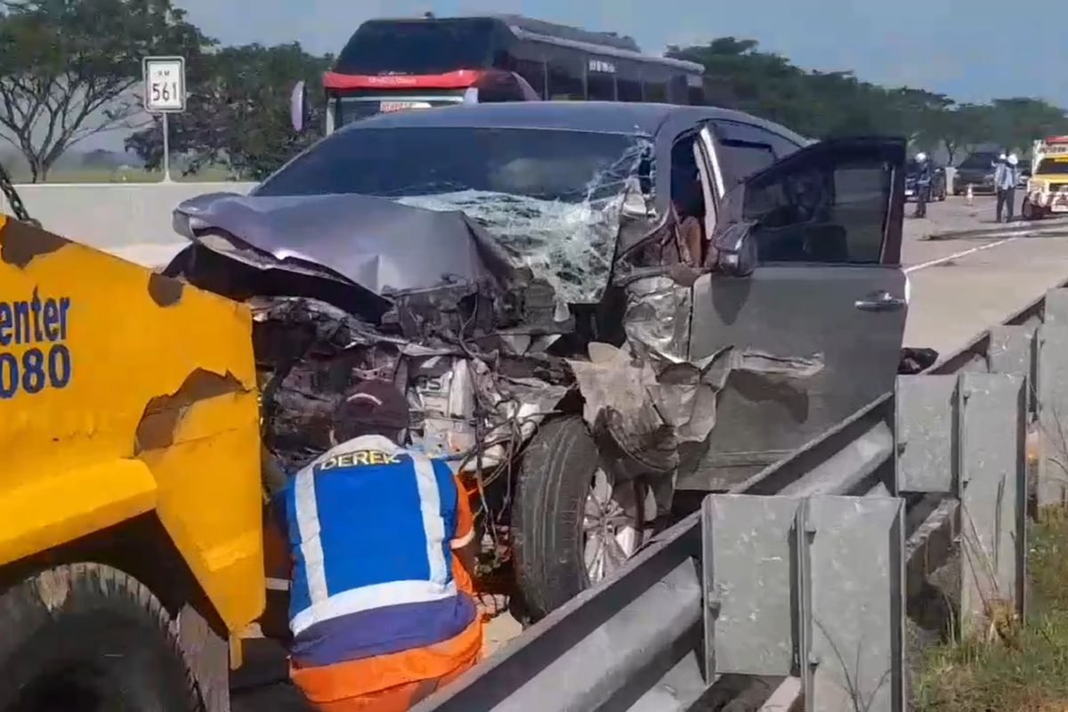 RINGSEK—Petugas mengevakuasi mobil Toyota Innova yang ringsek setelah mengalami kecelakaan tunggal di ruas Jalan Tol Ngawi–Solo, kilometer 561 A, Desa Sidolaju, Kecamatan Widodaren, Kabupaten Ngawi, Jawa Timur, Selasa (17/3/2026).
