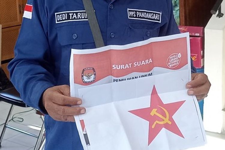 Logo Partai Komunis Indonesia (PKI) pada surat surat ditemui di TPS 03 Pandansari, Kecamatan Semarang Tengah, Kota Semarang, Jawa Tengah (Jateng).