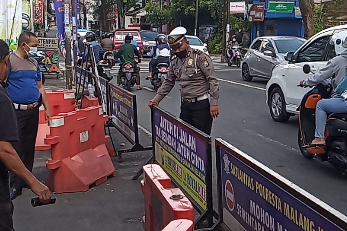 Jembatan Tunggulmas di Kota Malang, Jawa Timur yang baru diresmikan beberapa bulan lalu pada Jumat (22/4/2022) terlihat dilakukan penutupan. 