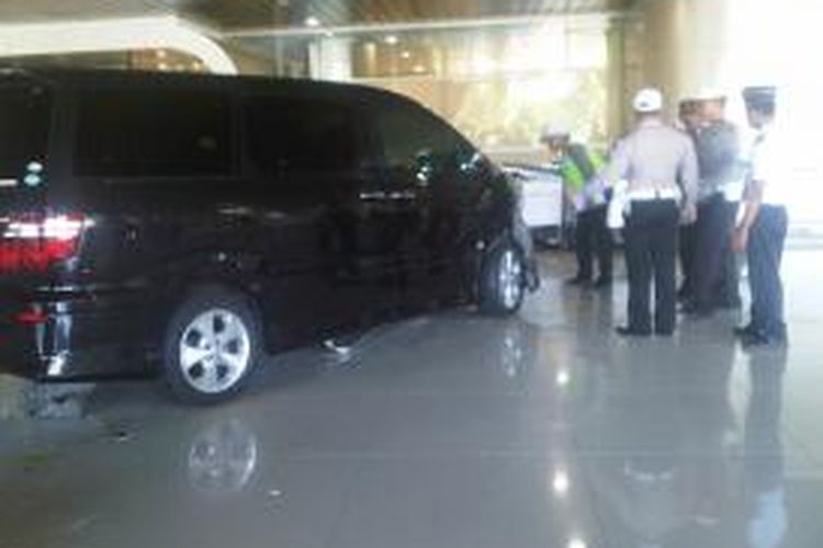 Mobil Alphard di loby T2 Juanda Surabaya.