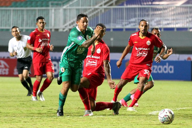 Pemain PS Sleman Irfan Bachdim dijaga ketat pemain Persija Jakarta Yann Motta saat pertandingan pekan 1 Liga 1 2021-2022 yang berakhir dengan skor 1-1 di Stadion Pakansari Bogor, Minggu (5/9/2021) malam.