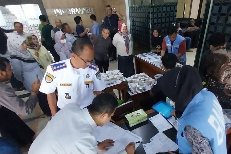 Para pegawai ASN dan non ASN Pemkot Tasikmalaya, Jawa Barat, mengikuti tes urine buntut kasus Kepala Bappeda Kota Tasikmalaya positif sabu bersama 3 ASN bawahannya yang kasusnya ditangani Kepolisian, Selasa (21/3/2023).