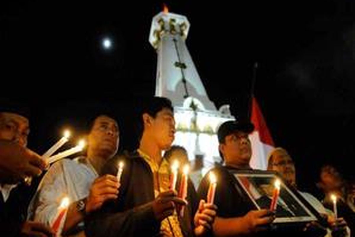 Meninggalnya mantan Presiden KH Abdurrahman Wahid atau yang akrab disapa Gus Dur meninggalkan duka mendalam bagi seluruh masyarakat Indonesia. Hal tersebut salah satunya di temui di Tugu Yogyakarta, Rabu (30/12/2009), saat sejumlah warga dari lintas agama dan golongan menyalakan lilin duka sebagai ungkapan penghormatan terakhir dan doa untuk mengiringi kepergian Gus Dur.