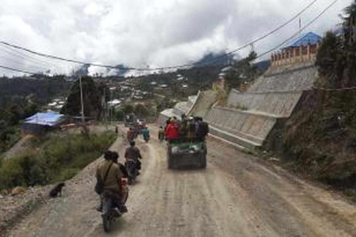 Kondisi infrastruktur jalan di Sugapa, Kabupaten Intan Jaya, Sabtu (14/2/2015) saat kunjungan Menteri Pekerjaan Umum dan Perumahan Rakyat Basuki Hadimuljono ke pegunungan tengah, Papua. 