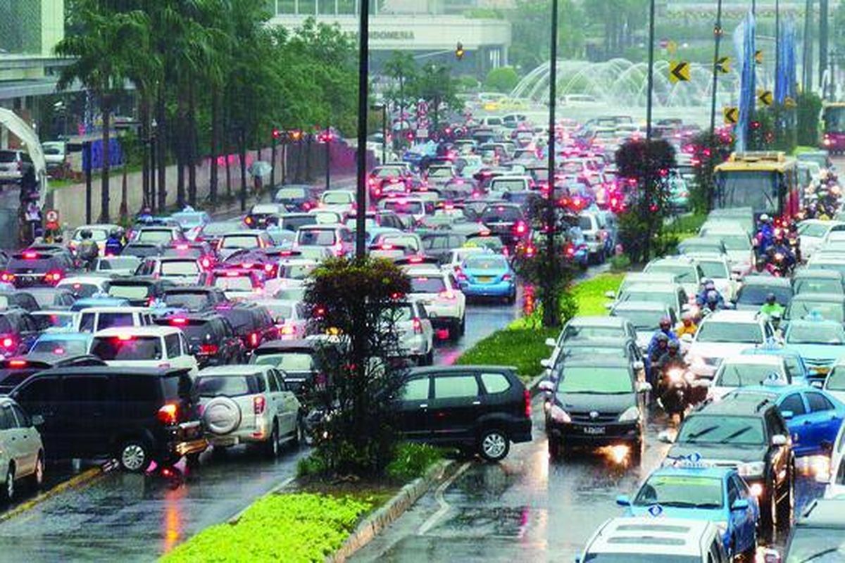 Sejumlah mobil menerobos jalur hijau untuk  menghindari kemacetan dan banjir di Jalan MH Thamrin, di depan Hotel Mandarin, Jakarta, Jumat (21/12). Hujan deras yang turun merata di Ibu Kota menyebabkan kemacetan yang sangat parah di beberapa ruas jalan. Berita di halaman 25