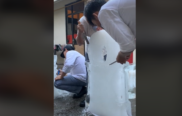 Praktik membuat ice carving