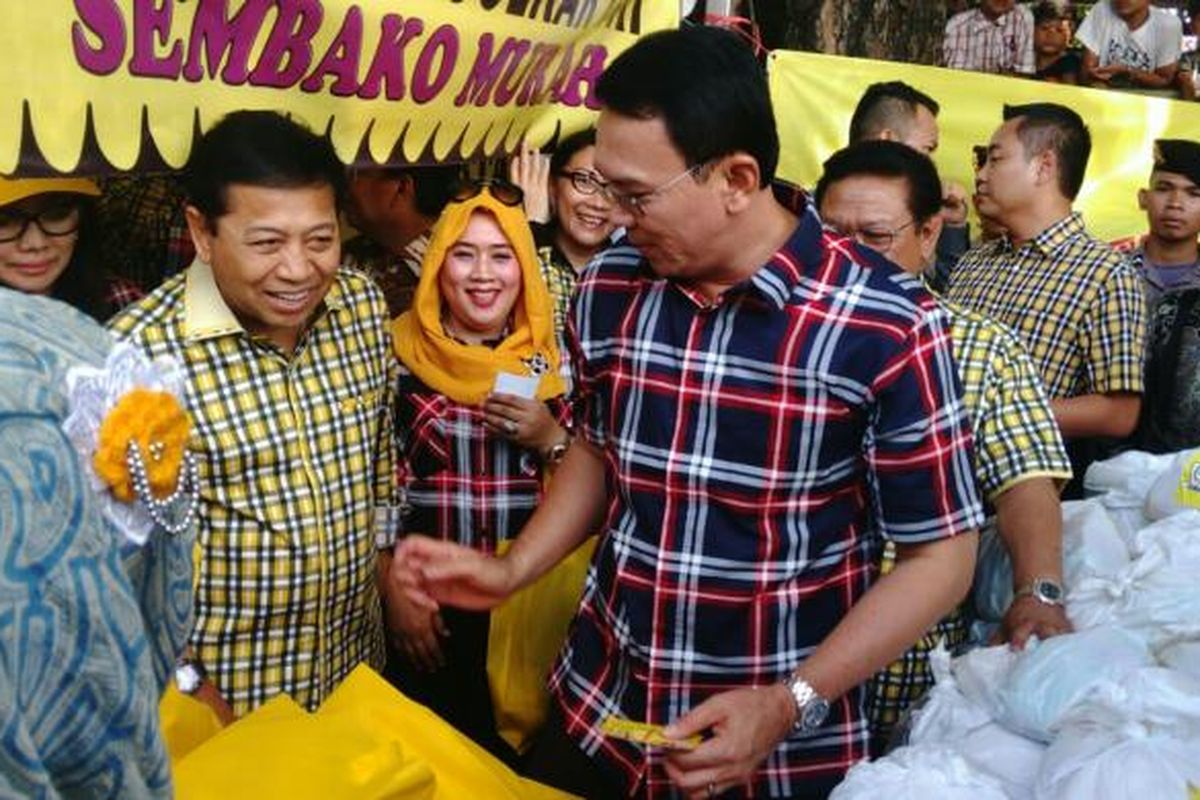 Ketua Umum Partai Golkar Setya Novanto (Setnov) bersama calon gubernur DKI Jakarta nomor pemilihan dua Basuki Tjahaja Purnama (Ahok) mengunjugi acara Bersyukur Jakarta, yang digelar DPD Golkar DKI di Lapangan Blok S, Kebayoran Baru, Jakarta Selatan, Jumat (20/1/2017)