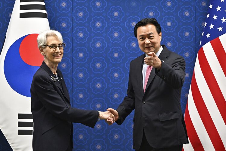Wakil Menteri Luar Negeri Pertama Korea Selatan Cho Hyun-dong, kanan, berjabat tangan dengan Wakil Menteri Luar Negeri AS Wendy Sherman selama pertemuan mereka di Kementerian Luar Negeri di Seoul Selasa, 7 Juni 2022. 