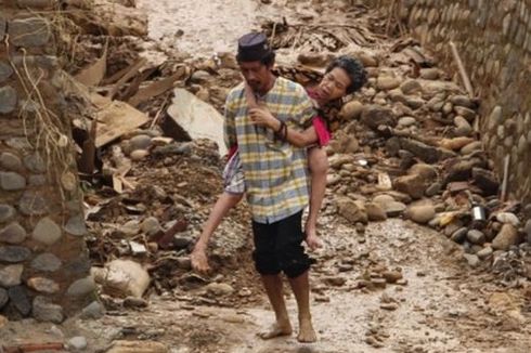 Kisah Relawan Jalan Kaki Dua Jam Tembus Lumpur Kirim Bantuan untuk Korban Bencana di Lebak