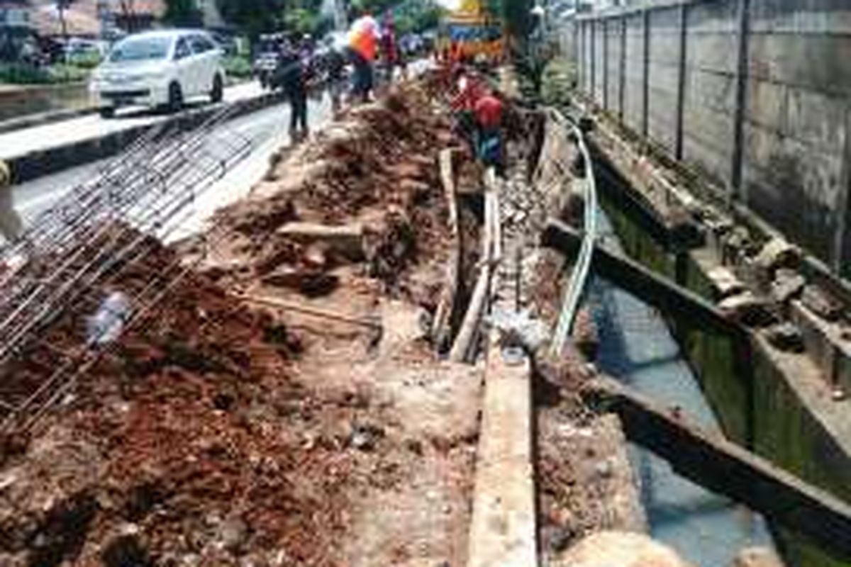 Perbaikan Jalan I Gusti Ngurah Rai di Klender, Jakarta Timur yang ambles saat hujan beberapa waktu lalu ditargetkan rampung pada pekan ini. Pantauan Kompas.com, Rabu (26/10/2016) siang, para pekerja dari Suku Dinas PU Jalan Jakarta Timur sedang bekerja melaksanakan proses perbaikan. 