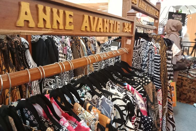 Sejumlah batik yang dijual pada gelaran Pasar Tiban, milik desainer kondang Anne Avantie. Acara yang diadakan selama 26 Juni-1 Juli 2018 tersebut menjual batik karya Anne Avantie dengan beragam harga.