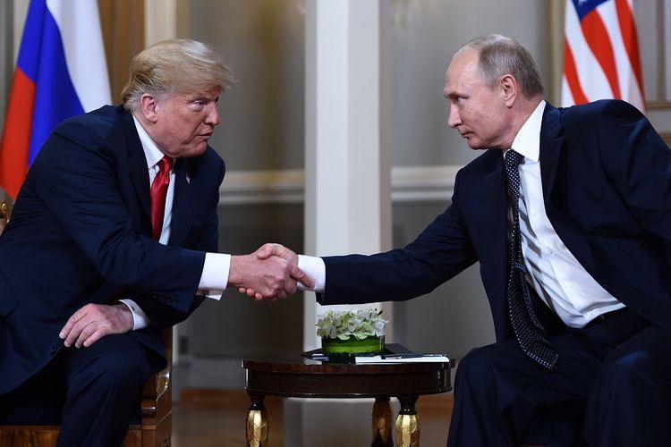 Presiden Amerika Serikat Donald Trump (kiri) berjabat tangan dengan Presiden Rusia Vladimir Putin di istana Kepresidenan Helsinki, Finlandia, Senin (16/7/2018).