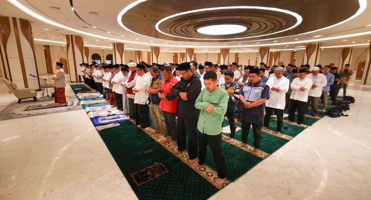 Perdana, Salat Subuh Berjamaah di Masjid Negara IKN, Menag Jadi Imam