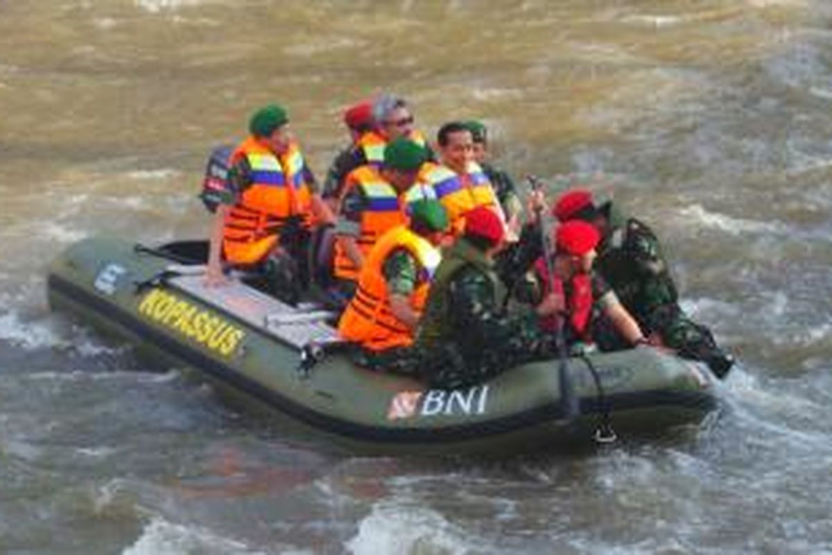 Gubernur DKI Jakarta Joko Widodo menaiki perahu karet saat acara pembersihan Sungai Ciliwung, Rabu (14/8/2013).