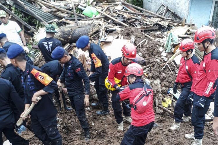 Tim Reaksi Cepat (TRC) dari PT Semen Padang dan PT Semen Tonasa di bawah naungan SIG, turut membantu evakuasi dan menolong korban gempa di Cianjur, Jawa Barat.