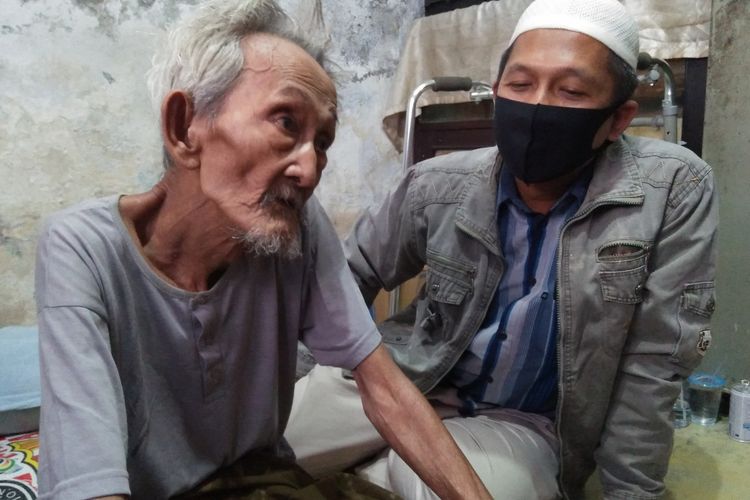 Abdurahman Chadry atau yang akrab disapa Amang Genggong (kiri), saat ditemui di tempat tinggal saudara iparnya.