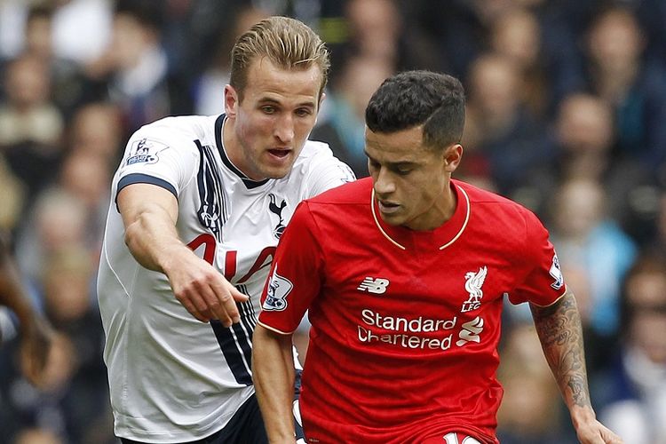 Gelandang Liverpool, Philippe Coutinho (kanan), saat berduel dengan striker Tottenham Hotspur, Harry Kane, pada laga Premier League di Stadion White Hart Lane, London, Inggris, 17 Oktober 2015.