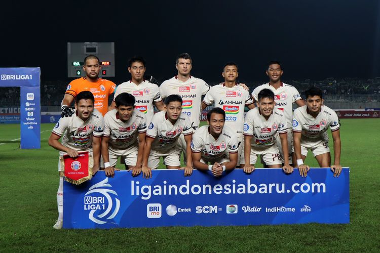 Pemain inti Persija Jakarta foto bersama sebelum pertandingan pekan ke-32 Liga 1 2022-2023 melawan Persebaya Surabaya yang berakhir dengan skor 0-1 di Stadion Gelora Joko Samudro Gresik, Rabu (5/3/2023) malam.