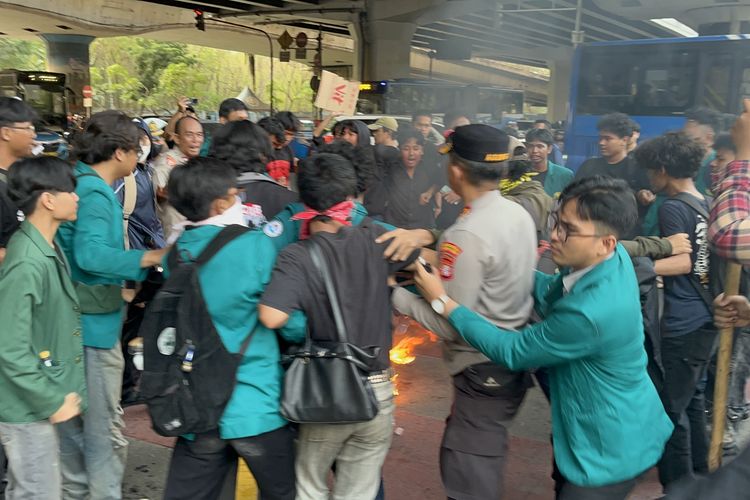 Demo Mahasiswa UNJ di Jalan Pemuda Ricuh, Massa Bakar Ban dan Polisi Turun Tangan