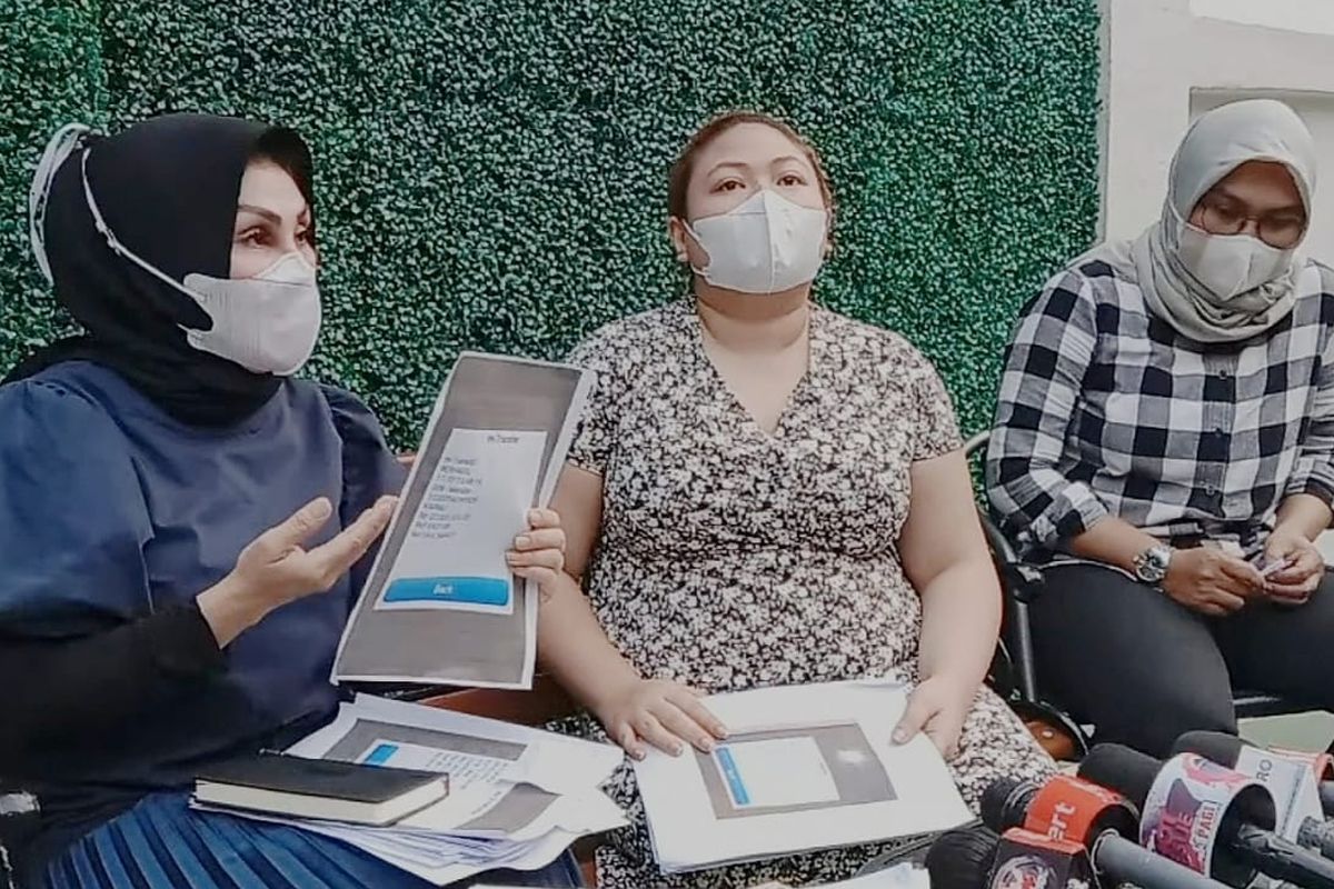 Terlapor Olivia Nathania (tengah) bersama kuasa hukumnya, Susanti Agustina, dalam jumpa pers di kawasan Cilandak, Jakarta Selatan, Kamis, (30/9/2021).