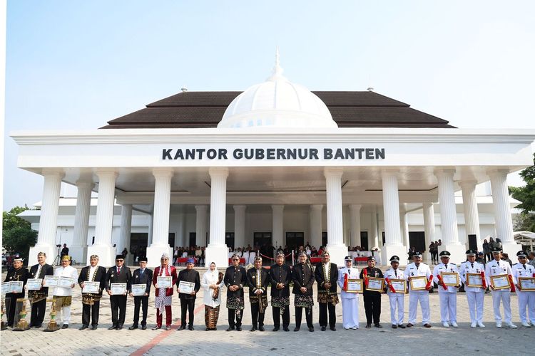 Pemberian penghargaan kepada kabupaten dan kota, kepala desa, serta kelurahan pada HUT Ke-24 Provinsi Banten di Lapangan Kantor Gubernur Banten, KP3B, Curug Kota Serang, Banten, Jumat (4/10/2024).