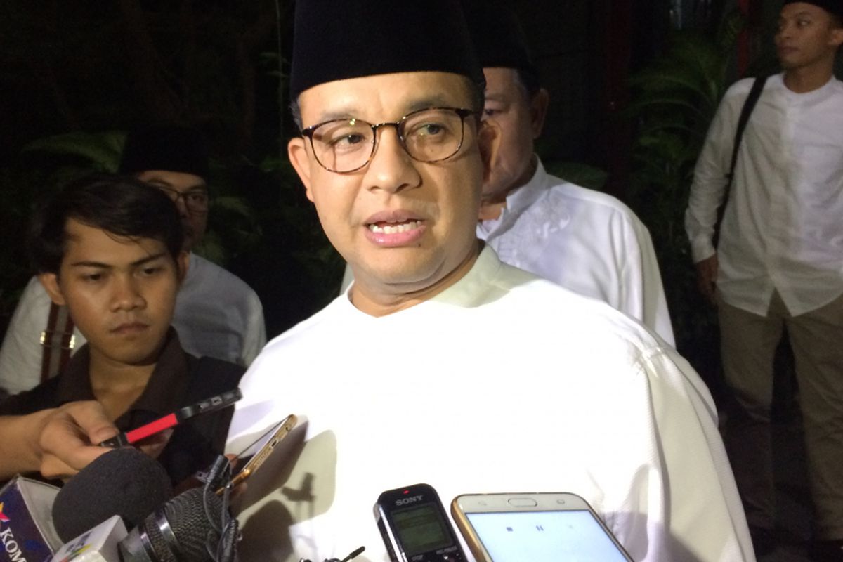 Gubernur terpilih DKI Jakarta Anies Baswedan menyapa wartawan usai buka bersama di kantor DPP Gerindra, Ragunan, Jakarta Selatan, Jumat (16/6/2017) malam.