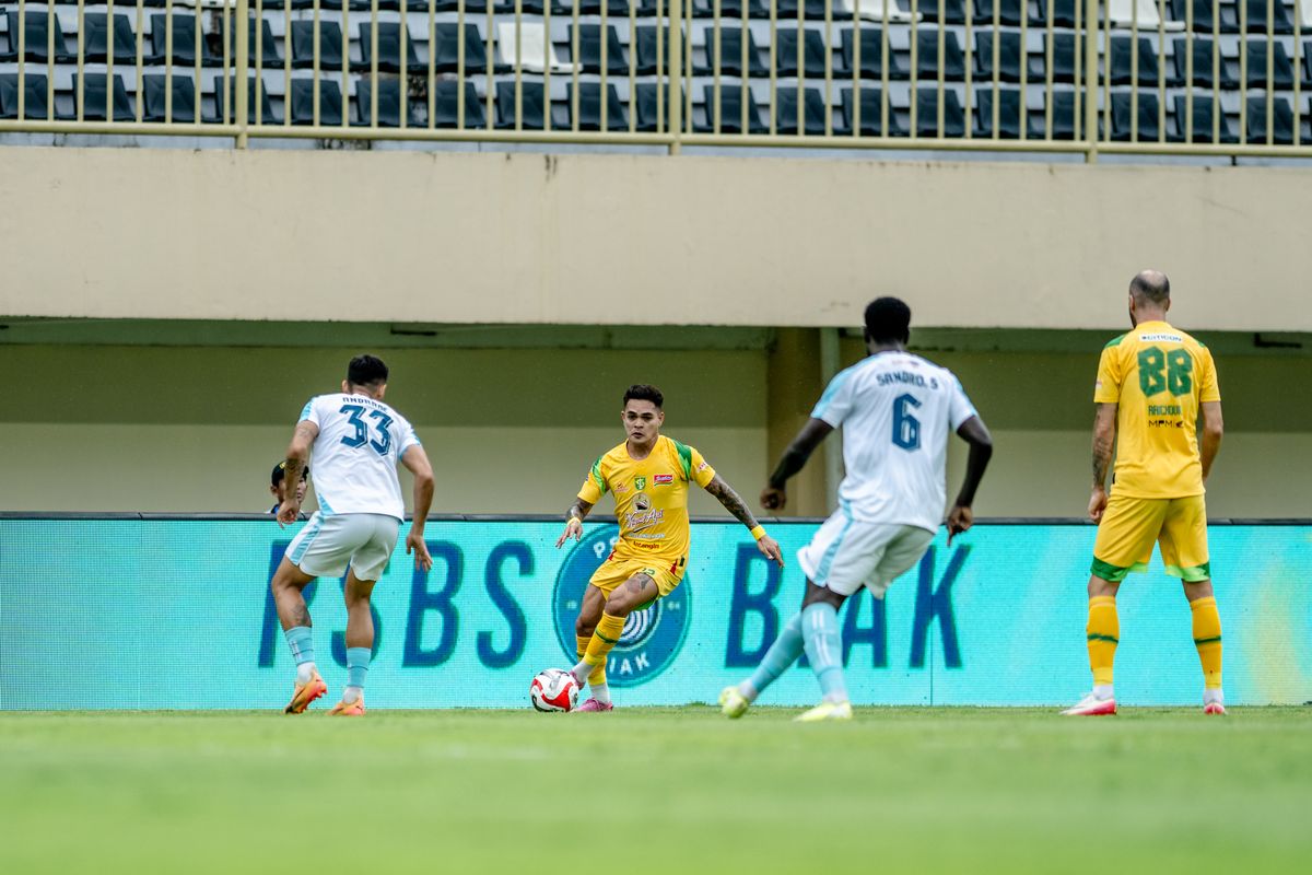 Jalannya pertandingan PSBS vs Persebaya dalam pekan ke-10 Super League 2025-2026 di Stadion Maguwoharjo, Sleman, Jumat (24/10/2025).