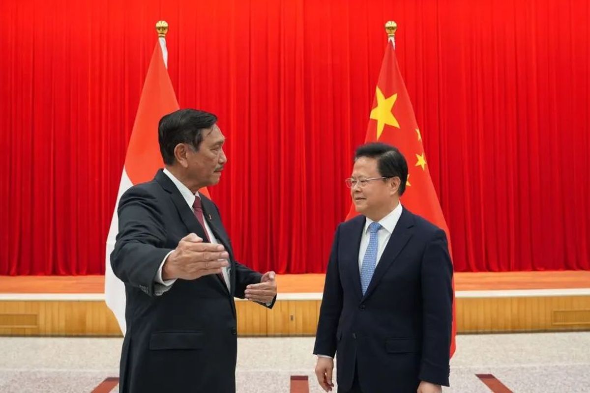 Menko Bidang Kemaritiman dan Investasi Luhut Binsar Pandjaitan bertemu dengan Ketua Komisi Pembangunan dan Reformasi Nasional Tiongkok H.E. Zheng Shanjie di Beijing, Selasa (4/4/2023).