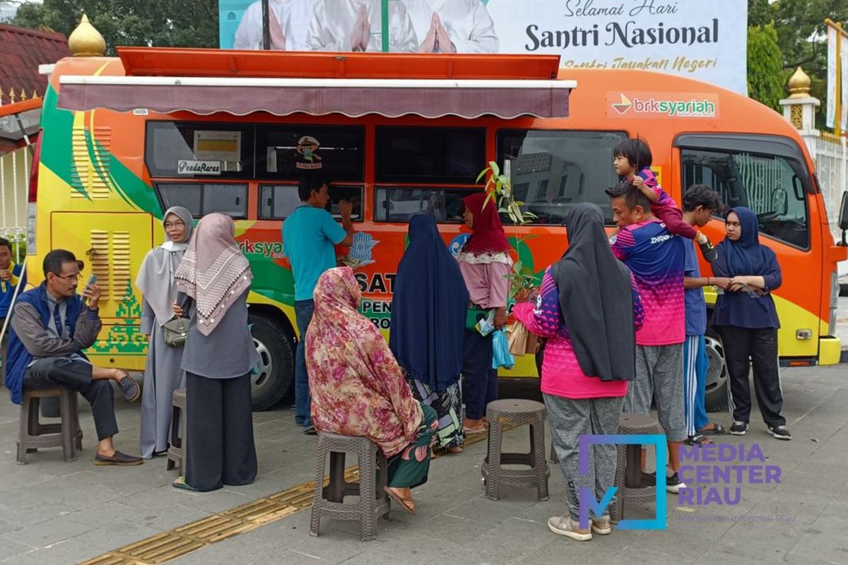 Masyarakat Riau mengantre di Samsat Keliling saat memanfaatkan program Dispensasi PKB.