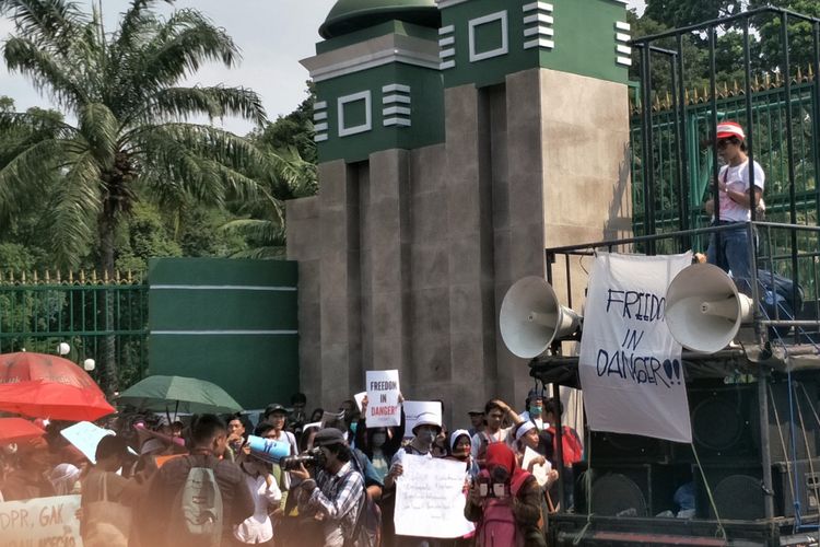 Aliansi Masyarakat untuk Keadilan Demokrasi dan sejumlah masyarakat sipil menggelar aksi unjuk rasa di depan gedung DPR, Kompleks Parlemen, Senayan, Jakarta, Senin (16/9/2019).  Mereka menolak rencana pengesahan Rancangan Kitab Undang-Undang Hukum Pidana (RKUHP) yang dinilai tidak melibatkan partisipasi masyarakat.