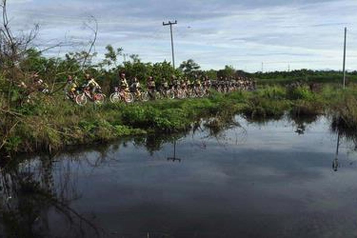 Tim Kompas Jelajah Sepeda Jakarta-Palembang melintas di Martapura, Ogan Komering Ilir pada etape ke-4, Minggu (6/11/2011). Pada etape ke-4 Kotabumi, Lampung Utara-Baturaja, Ogan Komering Ulu tim menempuh jarak sekitar 164 kilometer. 