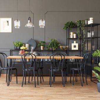 Dekorasi ruang makan bernuansa hitam
