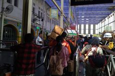 Musim Mudik, Ladang Rezeki Porter Stasiun Pasar Senen