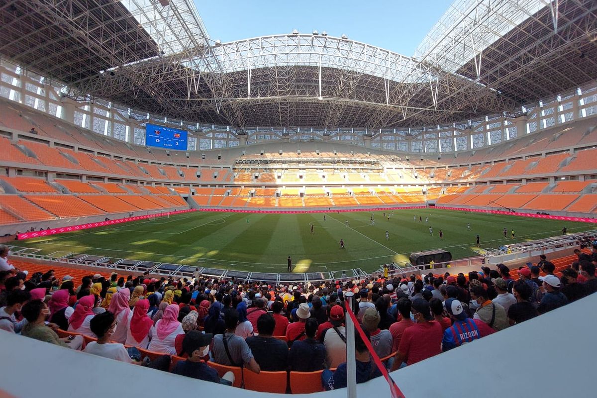 Suasana saat menonton pertandingan Bali United U18 vs Barcelona U18 pada laga International Youth Championship (IYC) 2021 di Jakarta International Stadium (JIS), Minggu (17/4/2022). 