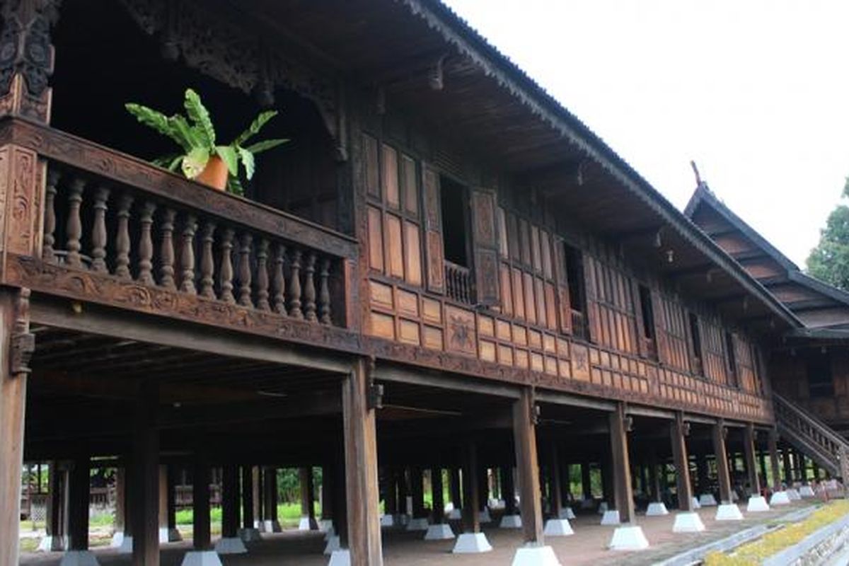 Megahnya rumah adat bugis dengan dua bagian bangunan yang berada di atas panggung.