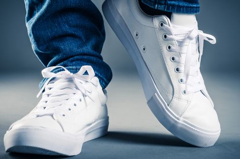 Trik Membersihkan Sepatu Kets Putih