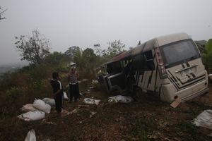 Elf Berisi 17 Orang Diduga Rem Blong di Cangar-Pacet Mojokerto, 8 Orang Luka