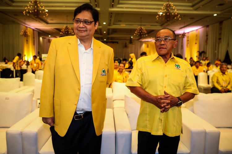 Ketua Umum DPP Partai Golkar, Airlangga Hartarto berbincang bersama Ketua Dewan Pembina Partai Golkar Aburizal Bakrie saat pembuka Rapat Pimpinan Nasional (Rapimnas) Partai Golkar di JCC, Senayan, Jakarta, Senin (18/12/2017). Rapimnas tersebut merupakan kelanjutan dari rapat pleno pada Rabu (13/12/2017) yang telah memilih Airlangga Hartarto selaku Ketua Umum Golkar menggantikan Setya Novanto sebagai pengisi jabatan lowong.