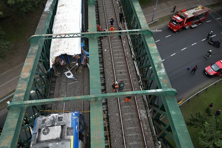 Gerbong dua kereta yang hancur setelah bertabrakan di ibu kota Argentina, Buenos Aires, pada Jumat (10/5/2024). Kecelakaan ini melibatkan kereta berpenumpang dan kereta perawatan. Sedikitnya 57 orang dilarikan ke rumah sakit.