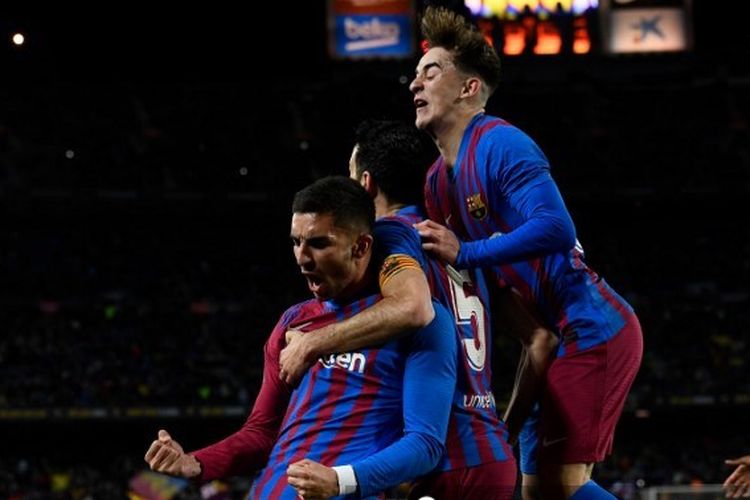 Penyernag sayap Barcelona, Ferran Torres, berselebrasi usai mencetak gol ke gawang Osasuna pada lanjutan LaLiga 2021-2022.