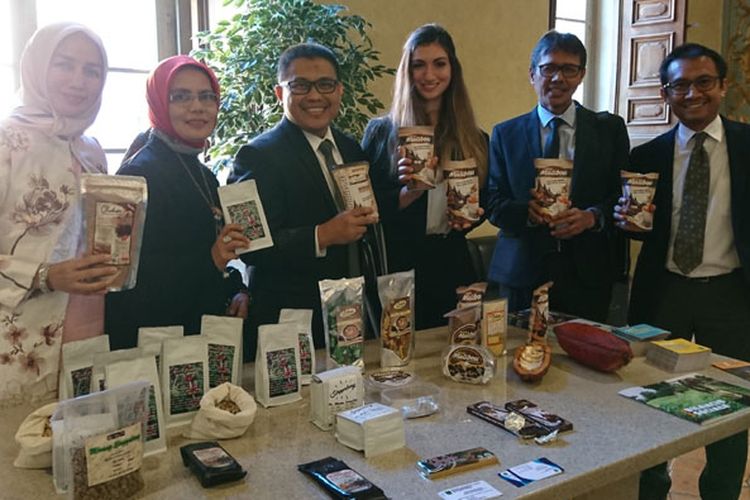 Gubernur Sumatera Barat Irwan Prayitno mempromosikan cokelat sebagai komoditas unggulan Sumbar di Perugia, Italia, Rabu (24/10/2018).  