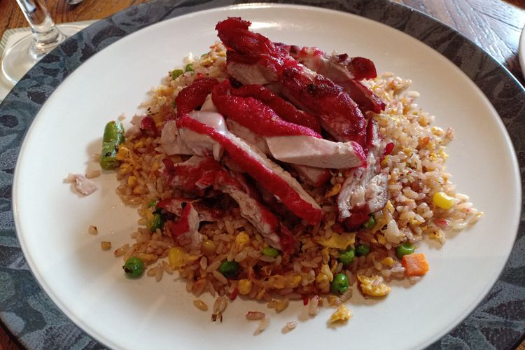 Nasi goreng yan chow dan ayam goreng char siu di Restoran Suasana