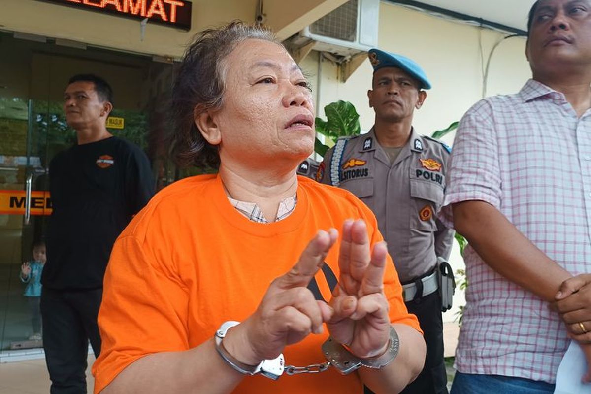 Seorang wanita yang bekerja sebagai notaris di Kota Medan, bernama Tiromsi Sitanggang (57), ditetapkan tersangka karena diduga membunuh suaminya, Ruslan Maralen Situngkir (61) saat berada di Polsek Helvetia, pada Selasa (17/9/2024).