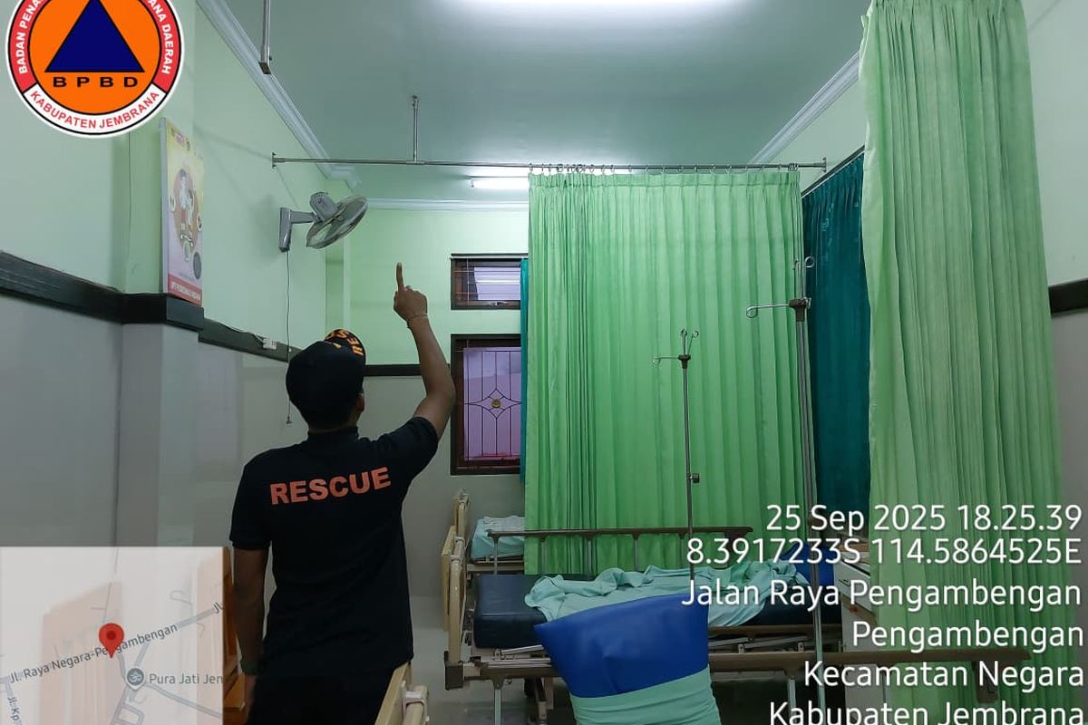 Atap bangunan Puskesmas di Kabupaten Jembrana, Provinsi Bali, yang dilaporkan mengalami kerusakan akibat gempa Banyuwangi, Kamis (25/9/2025)